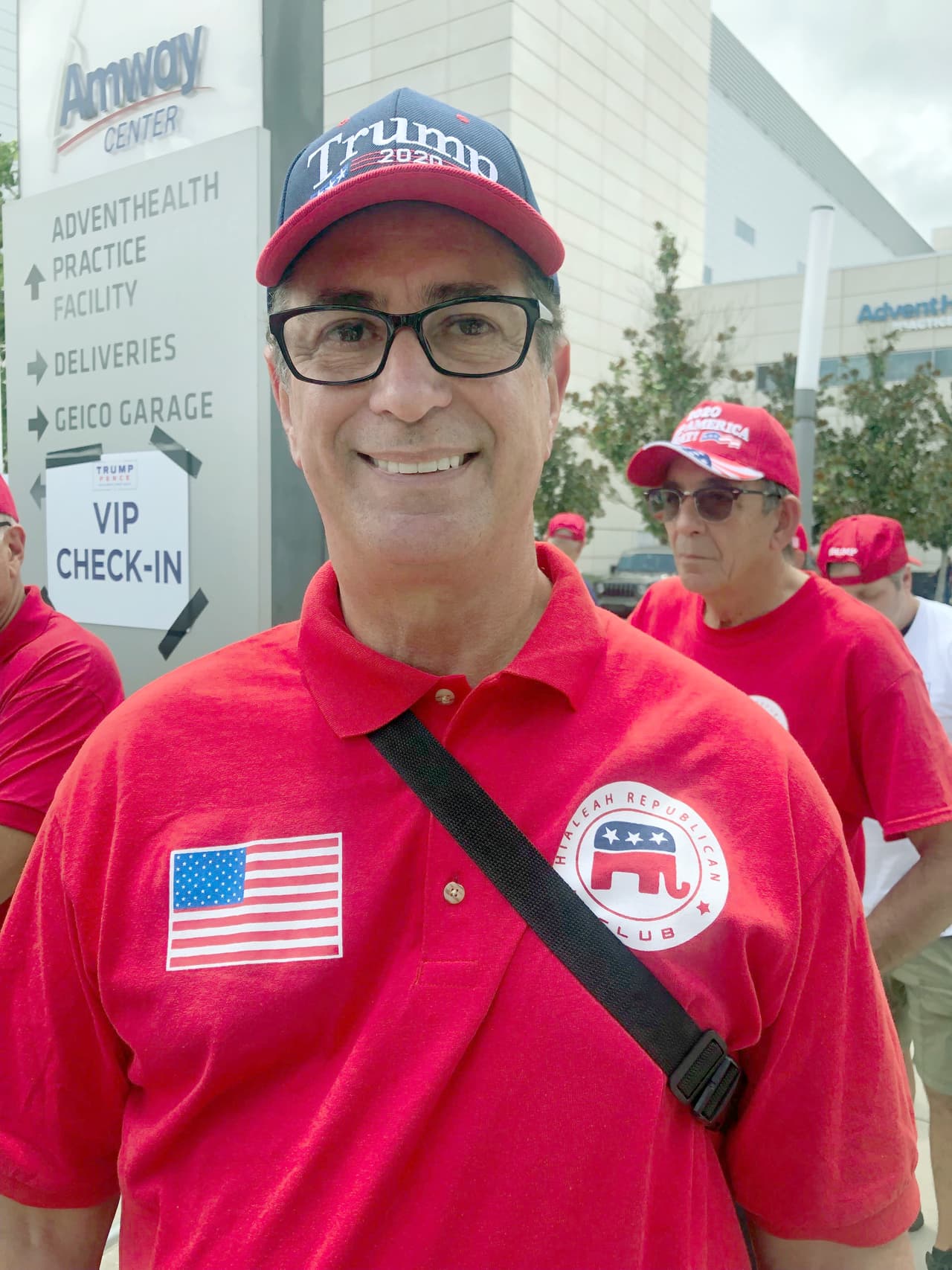José M. Díaz, exalcalde de Sweetwater, en Miami, vino en un grupo de políticos republicanos desde Hialeah. "Como cubano, respaldo su posición anticomunista, la que ha asumido con respecto a Venezuela, su política exterior y es lo mejor que nos puede pasar a los hispanos", comentó a Univision Noticias.