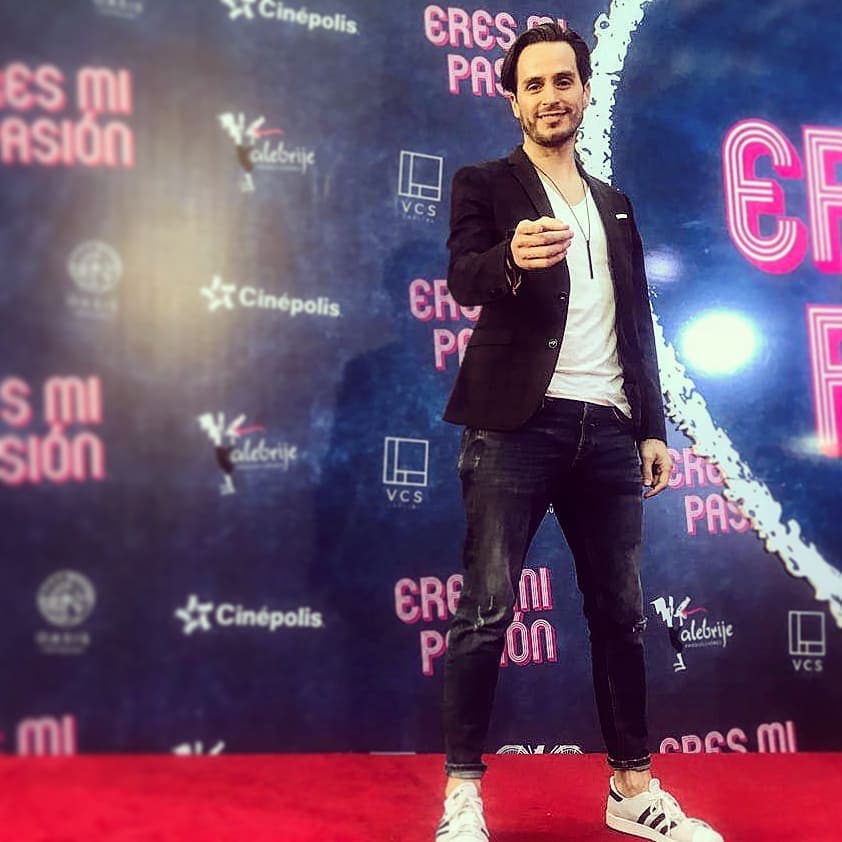 El cantante
<b>Menny Carrasco</b>, amigo de Inés Gómez Mont, fue uno de los encargados de la parte musical del evento. Según la revista TV Notas, el esposo de la presentadora se molestó al ver cómo abrazaba a su mujer y lo golpeó en la cara.