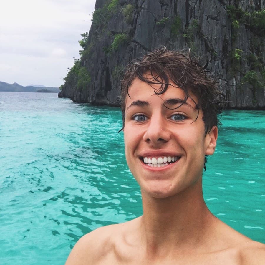 <b>Juanpa Zurita</b>: es un mexicano que inició haciendo comedias y videos chistosos en su canal de YouTube y hoy en día tiene más de siete millones de suscriptores. Su reconocimiento ha trascendido las redes sociales y ha sido invitado a grandes eventos, campañas comerciales e incluso películas.
<br>
<br>