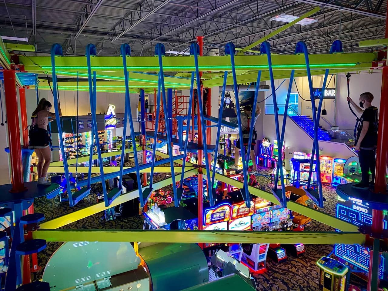 <b>VE A LAS “MAQUINITAS”.</b> Si vives en el área metropolitana de Atlanta contarás con una amplia variedad de opciones para divertirte con juegos de video, zip lines y, en algunos casos, hasta con Go Karts. En resumen, tienes de dónde escoger.