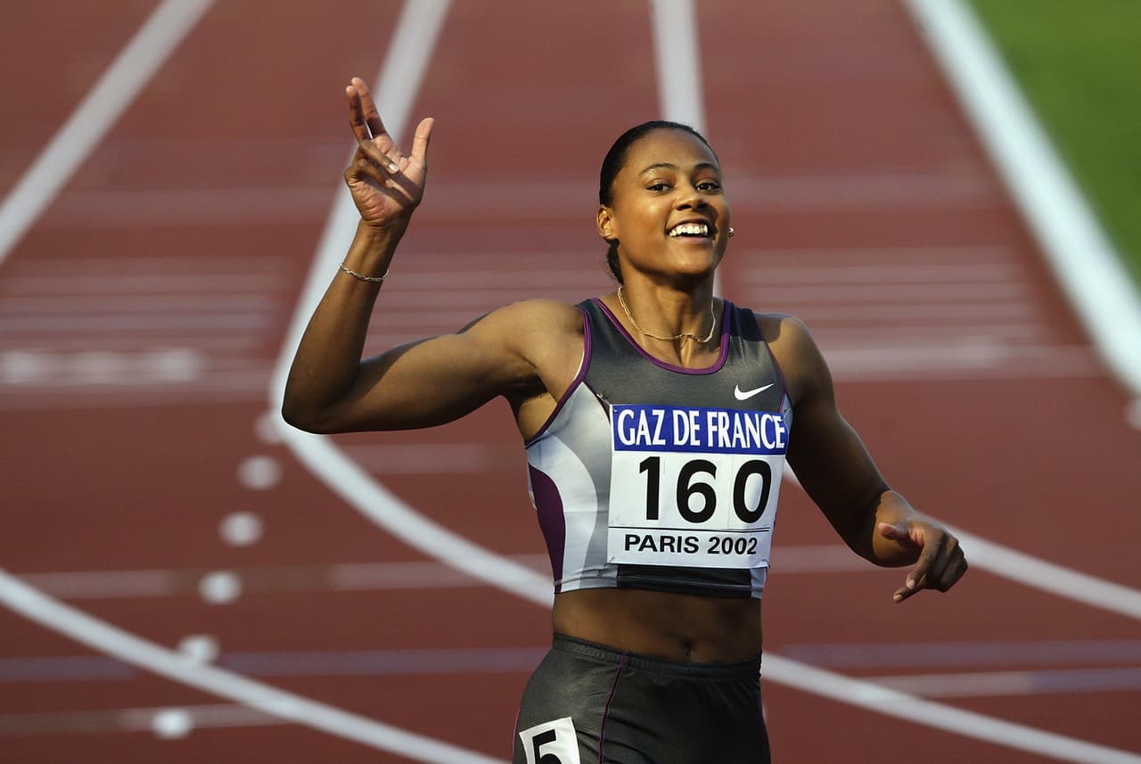 La corredora norteamericana aceptó la culpabilidad, devolvió las tres medallas de oro y dos de bronce que ganó en los Juegos Olímpicos de Sídney, por usar esteroides.
<br>