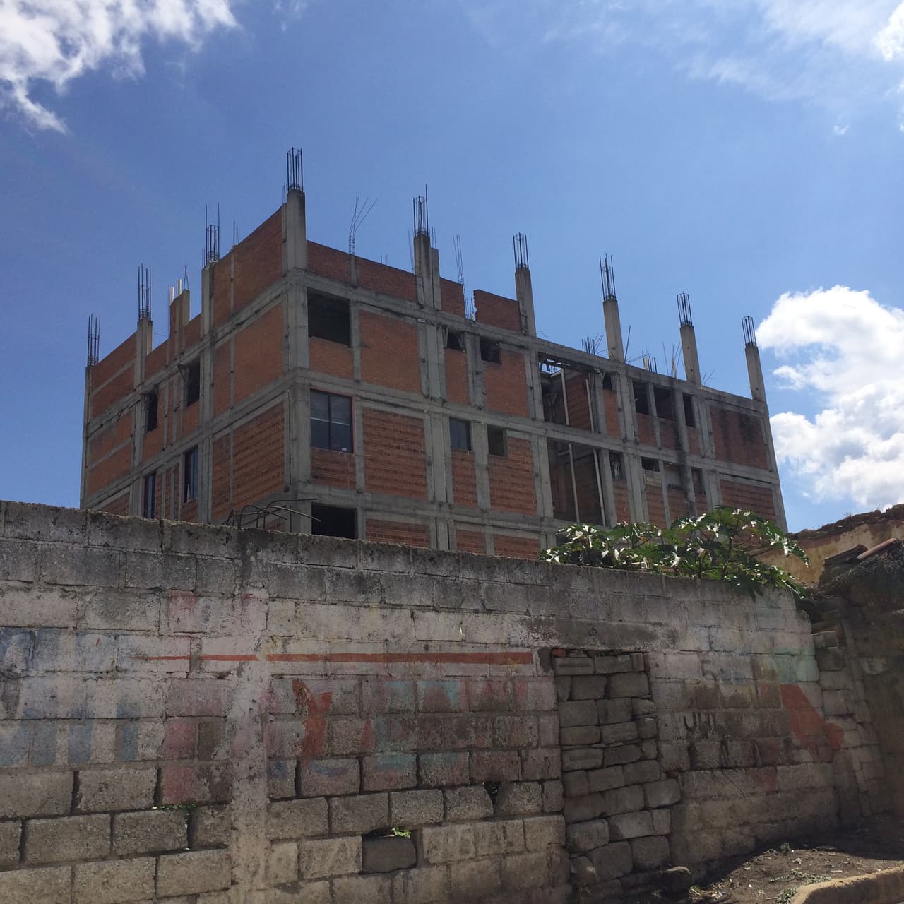 En Nealtican abundan las construcciones a medio terminar que, tal vez, nunca llegarán a ser habitadas.