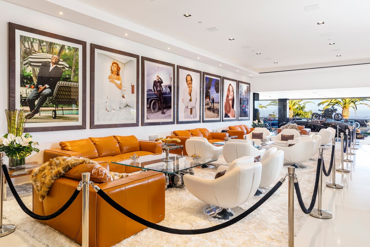 La mansión se vende con el contrato de siete empleados a tiempo completo que velan por su mantenimiento y está decorada con 100 instalaciones artísticas.