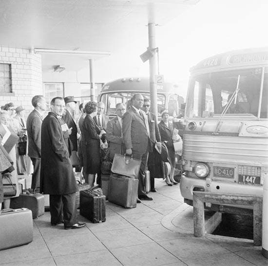 De acuerdo a su biografía en Internet, Lewis arriesgó su vida en esos viajes muchas veces, simplemente sentándose en asientos reservados para pasajeros blancos.