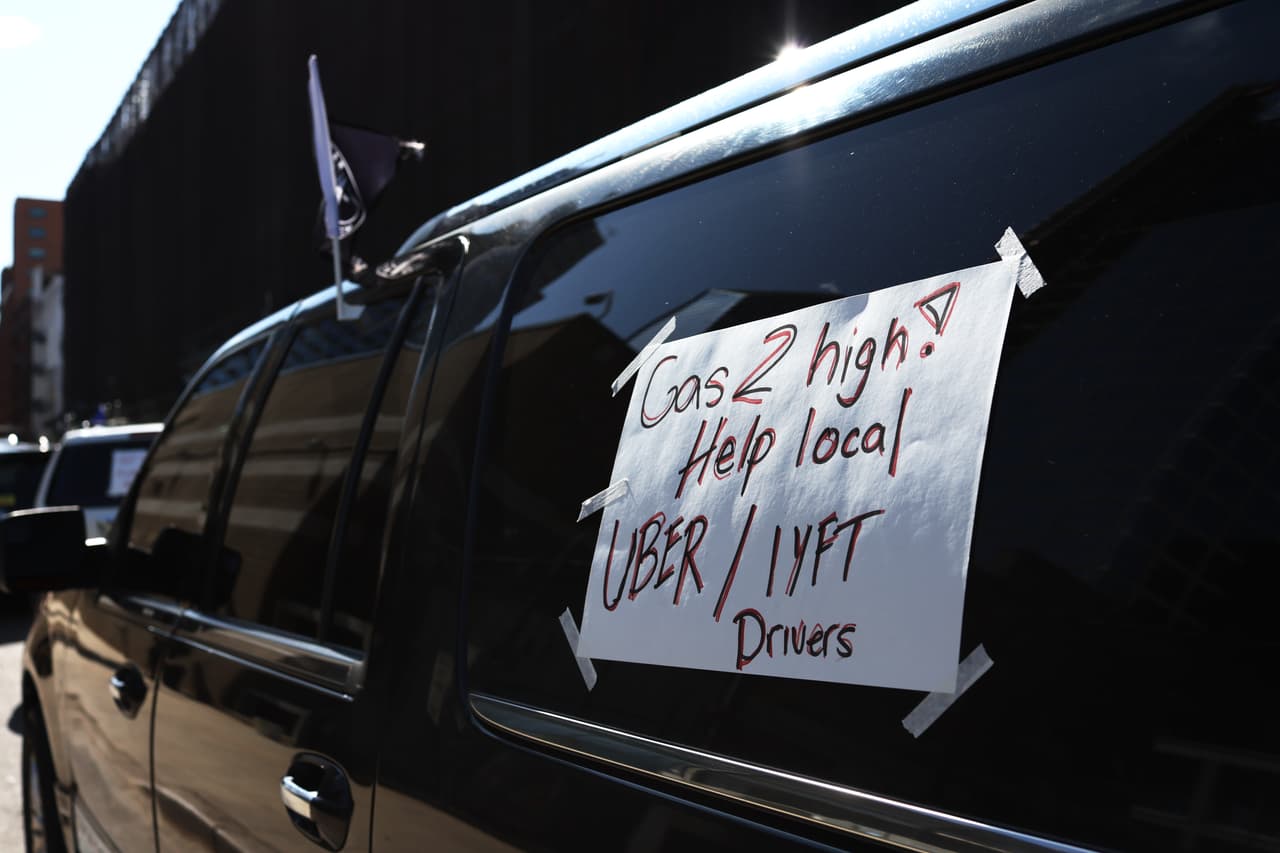 En algunas zonas del país,
<a href="https://www.univision.com/local/los-angeles-kmex/la-gasolina-en-los-angeles-sigue-subiendo-el-promedio-del-precio-rompe-record-video" target="_blank">el precio de la gasolina está llegando a niveles récord</a>.
<br>