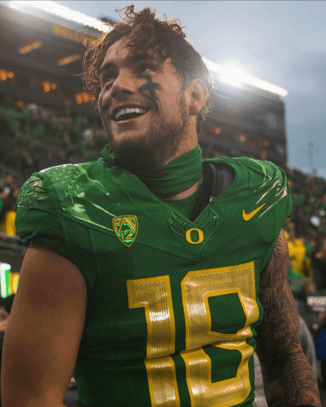 El joven de 22 años estaba entrando en su quinto año de universidad y era uno de los jugadores más queridos por la afición.