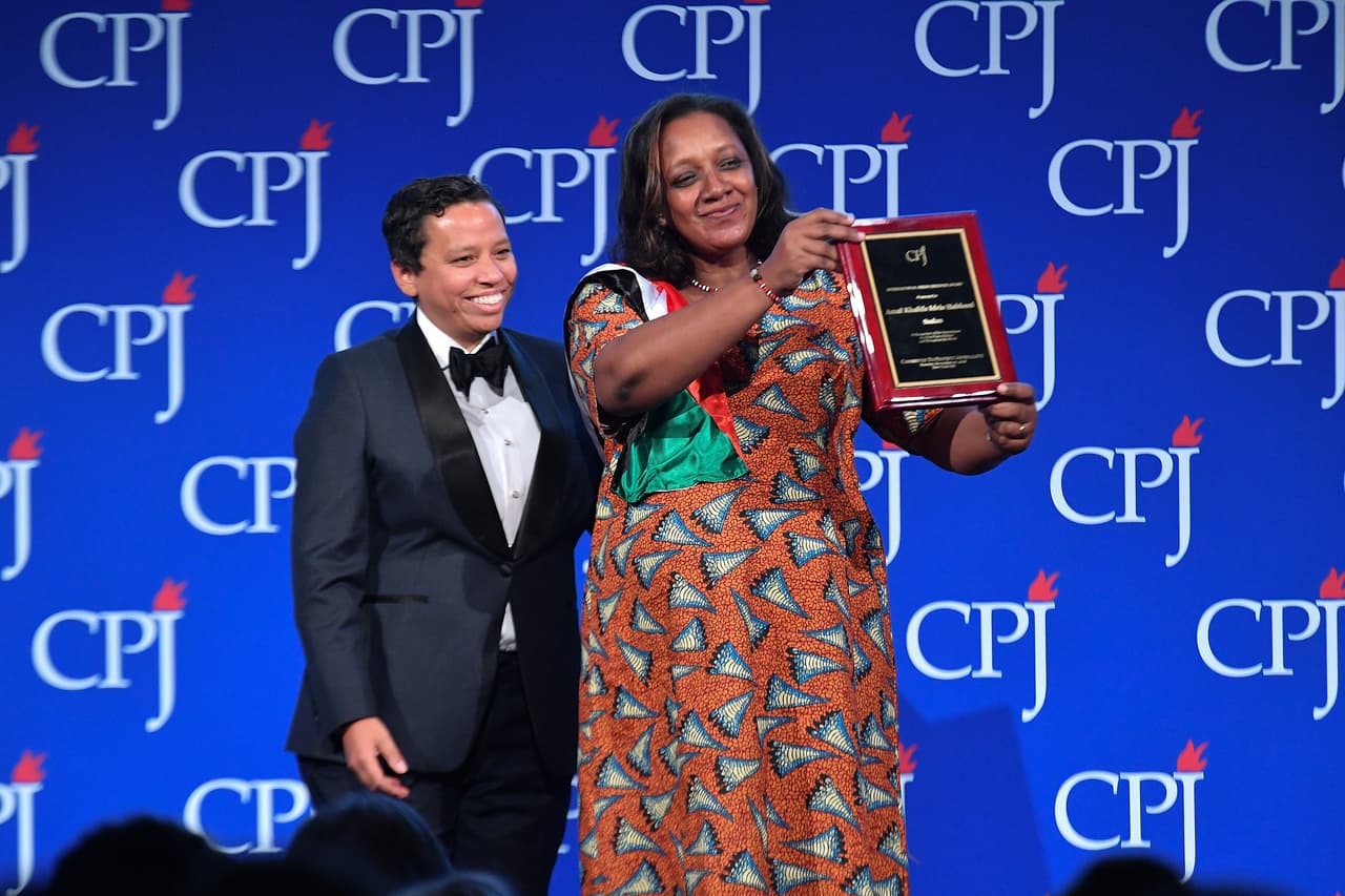 <b>La sudanesa Amal Khalifa Idris Habbani,</b> periodista independiente y colaboradora de la agencia Al-Taghyeer, recibió su galardón de Lydia Polgreen, editora en jefe de
<i>HuffPost</i>. Habanni ha sido hostigada y detenida por las autoridades de Sudán por su cobertura de protestas e irregularidades oficiales.