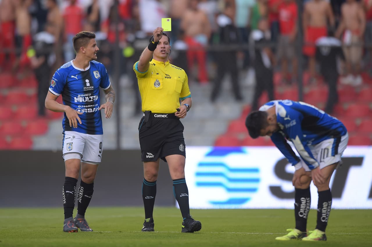 Diego Montaño, árbitro central del encuentro, mostró tres tarjetas amarillas, todas para jugadores del equipo local.
