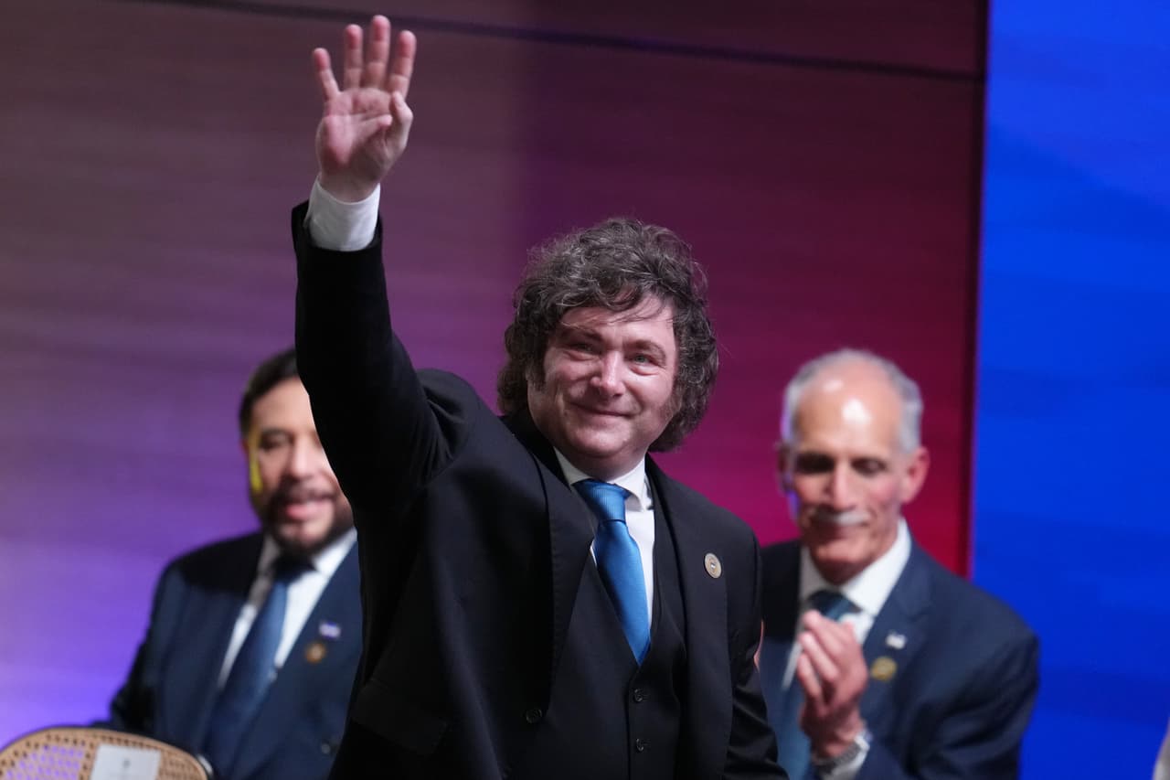 El presidente de Argentina, Javier Milei, llega a la toma de posesión del presidente de Colombia, Abelardo de la Espriella, en Cali, Colombia, el viernes 7 de agosto de 2026. (Foto AP/Matías Delacroix)
