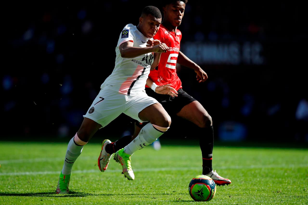 Paris Saint-Germain no pudo ante el Stade Rennais 2-0 como visita, durante la Jornada 9 en la Ligue 1. Los parisinos contaron con toda su artillería pesada pero no vieron la luz ante las anotaciones de Gaetan Laborde (45') y Flavien Tait (46). Así, el equipo local se lleva un triunfo épico y el PSG rompe su racha ganadora.