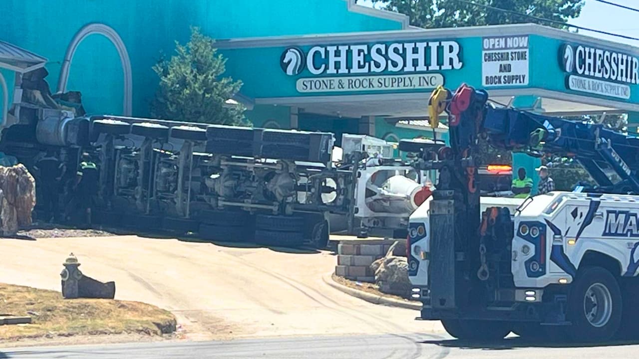De costado: así quedó un camión de concreto tras volcar en Dallas.