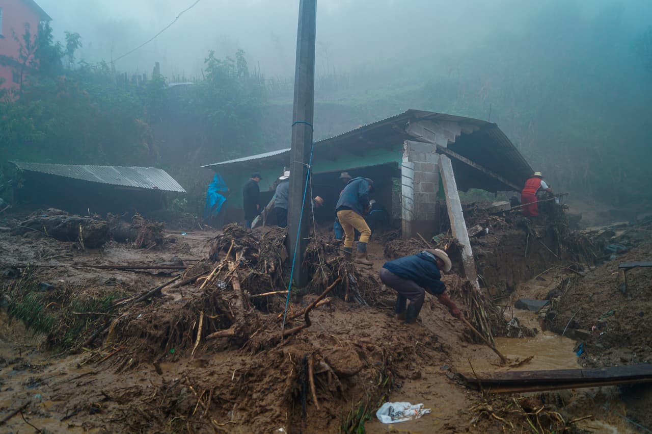 Residentes de San Juan Chamula intentan rescatar algunas pertenencias de los destrozos causados por las inundaciones en Chiapas. Eta y otros fenómenos climatológicos provocados por frentes fríos desataron lluvias e inundaciones también en Tabasco, Veracruz y Quintana Roo.
<br>