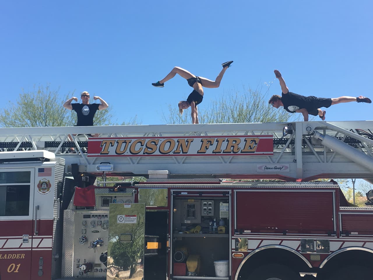 Acróbatas y bomberos de Tucson se unieron en una inusual competencia física