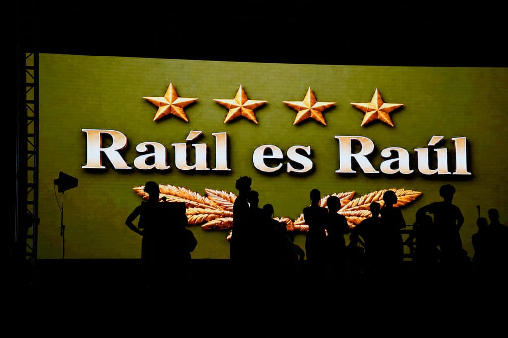 Raúl Castro reaparece en público durante el homenaje a su hermano Fidel en La Habana