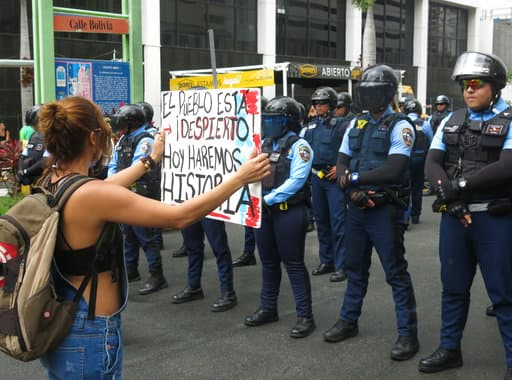 "El pueblo está despierto. Hoy haremos historia". Otro de los carteles que alzaron los manifestantes que pidieron al gobernador Ricardo Rosselló auditar la abultada deuda local. (AP)