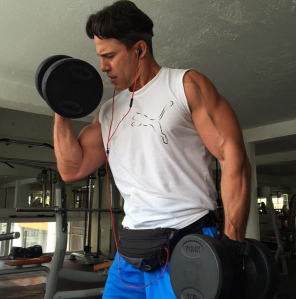 En la grabación del programa Jorge Aravena tenía 32 años de edad y recibió rasguños y patadas por parte de Alejandra para lograr sacar algunos jabones.