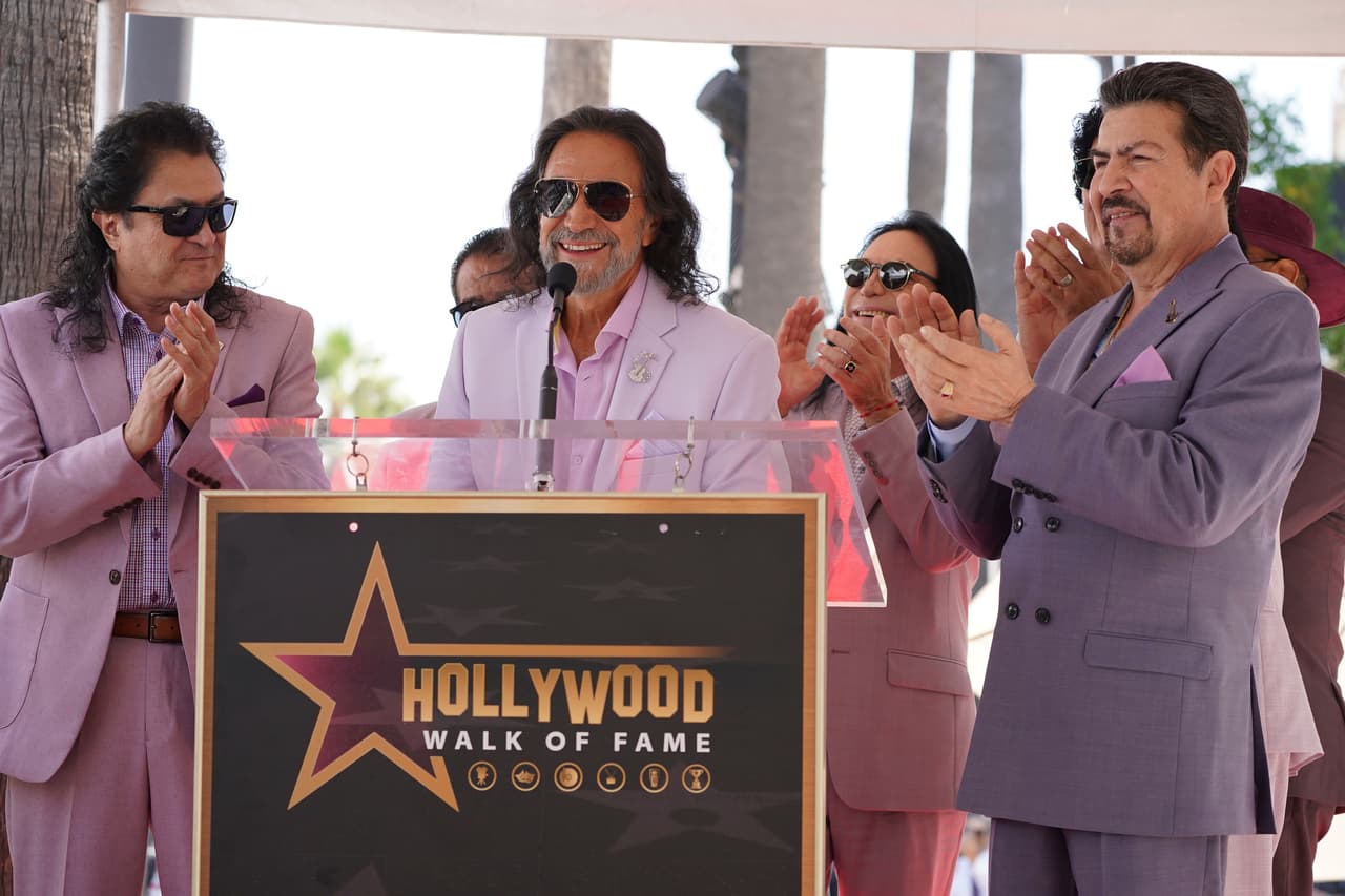 La ceremonia fue presentada por
<b>Gabriel “Fluffy” Iglesias</b> y contó con la presencia del actor
<b> Demián Bichir</b>, quien destacó que Los Bukis “son la banda sonora de nuestras vidas” y un símbolo de identidad latina.