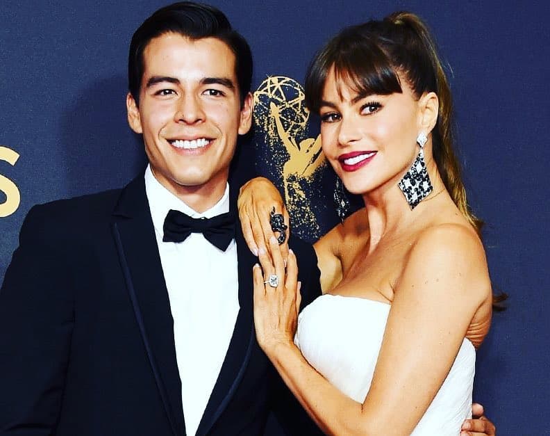 Sofía Vergara jamás imaginó que esta foto al lado de su hijo Manolo generaría controversia entre sus seguidores, quienes criticaron los pliegues de su piel en la espalda. "¿Y esos rollos en la espalda?", preguntó uno de ellos.