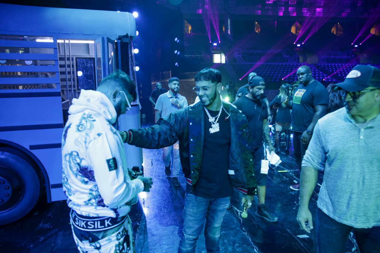 Al momento de encontrarse, se saludaron de manera coordial y hablaron de sus atuendos.