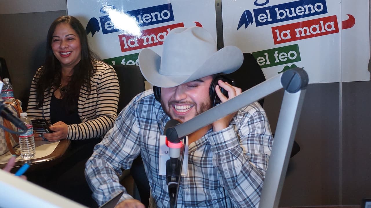 Carla Medrano enamoró a Gerardo Ortiz durante la entrevista del artista con 'El Bueno, La Mala y El Feo'.