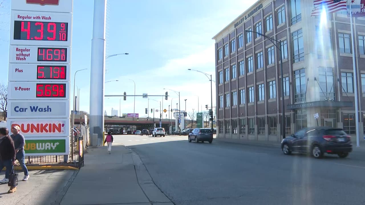 Como resultado del aumento en el precio del petróleo, se espera
<b>que la gasolina suba entre 20 y 50 centavos</b> adicionales por galón durante esta semana. Sin embargo, en varios estados el incremento ya comenzó a reflejarse en las estaciones de servicio, incluido
<b>Illinois</b>.
<br>
<br>“En tan solo una semana,
<b> los consumidores han visto cómo los precios de la gasolina se disparan a uno de los ritmos más rápidos en años, </b>tras el alza del precio del petróleo luego de los ataques estadounidenses contra Irán y
<b>el cierre efectivo del Estrecho de Ormuz</b>”, declaró Patrick De Haan, jefe de análisis petrolero de GasBuddy.