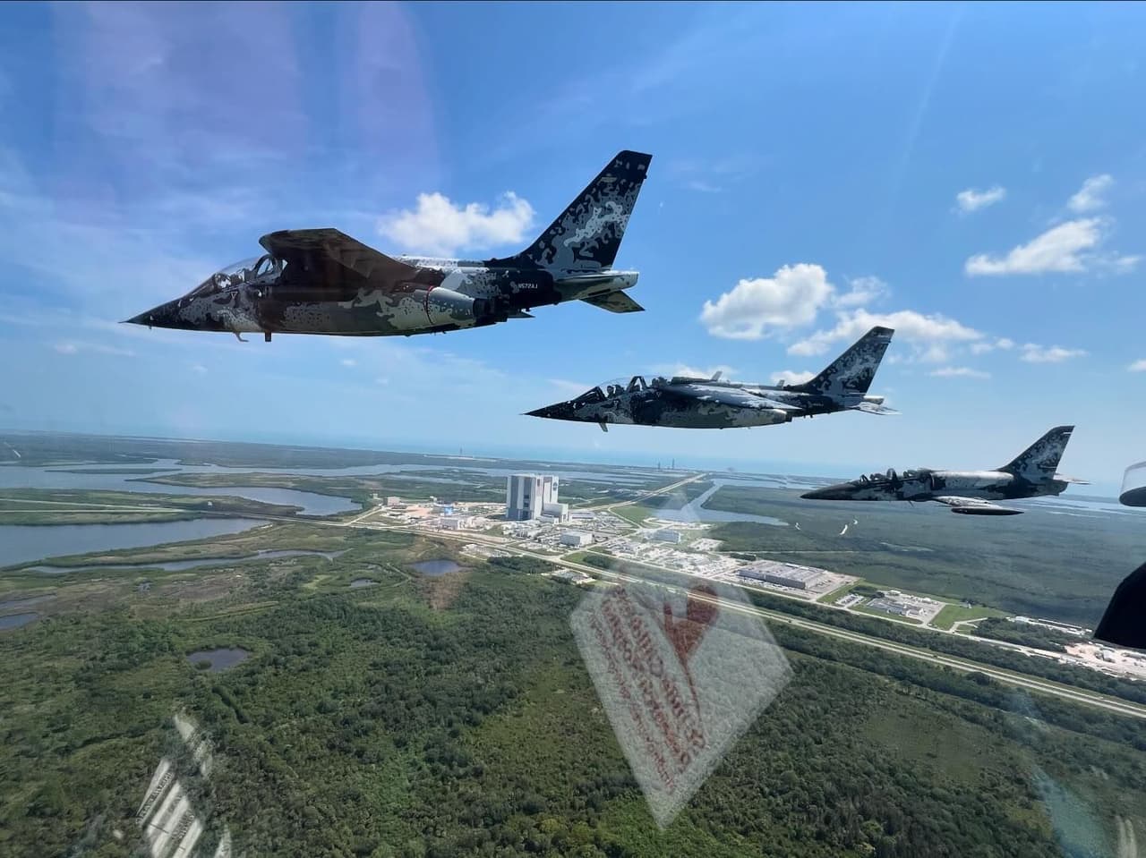 La misión explora nuevas técnicas de comunicación y investigación durante la órbita terrestre alta.