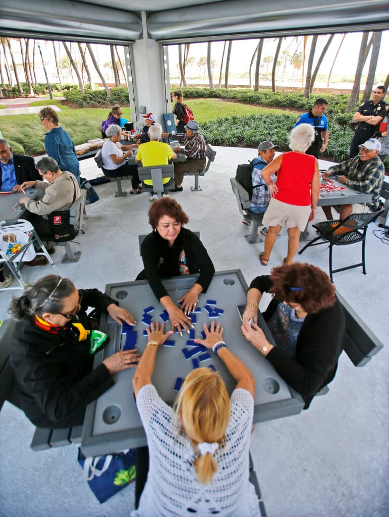 En las mesas de Domino Park, una partida puede durar mientras los jugadores conversan, compiten y comparten recuerdos.