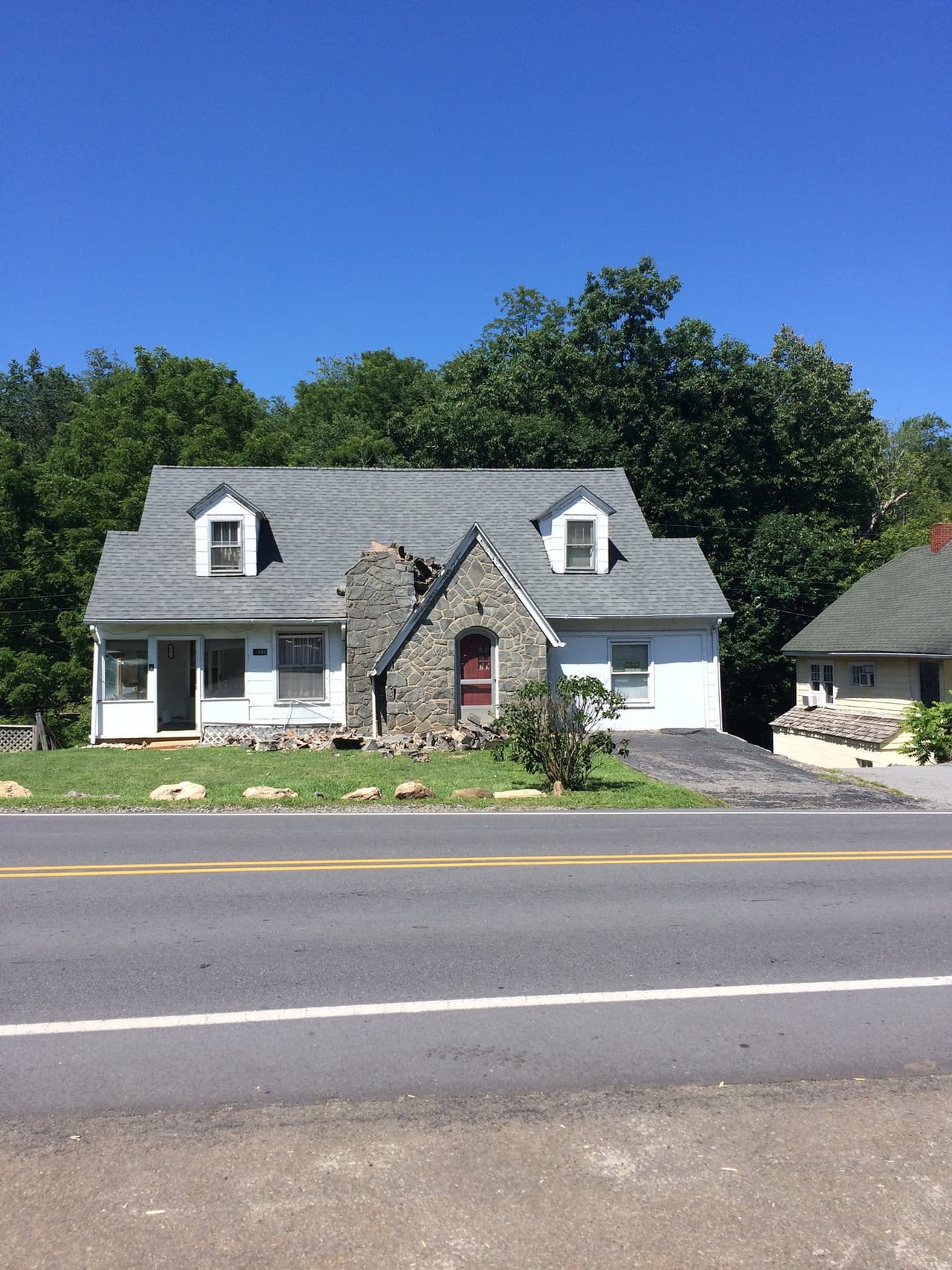 La chimenea de una residencia colapsó en la comunidad de Little River Bridge, Sparta, en la autopista 21.
<br>