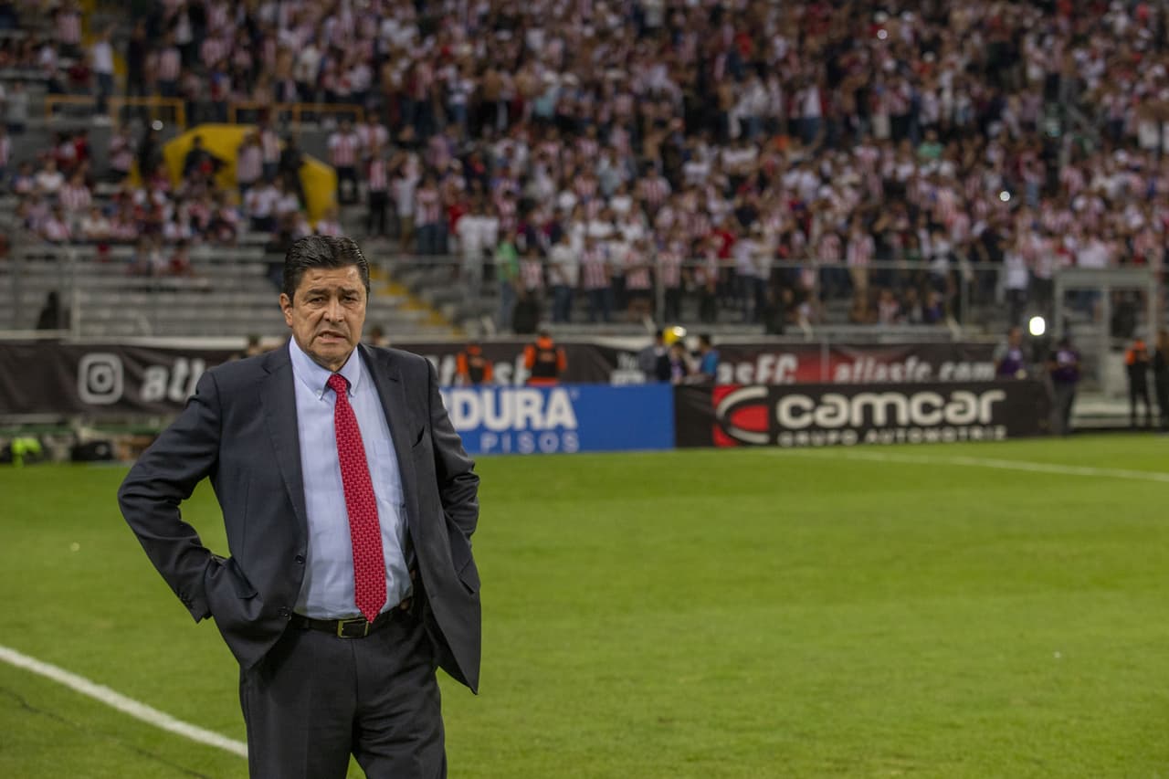 Luis Fernando Tena dijo sentirse satisfecho con el trabajo de Chivas en el Clásico Tapatío.