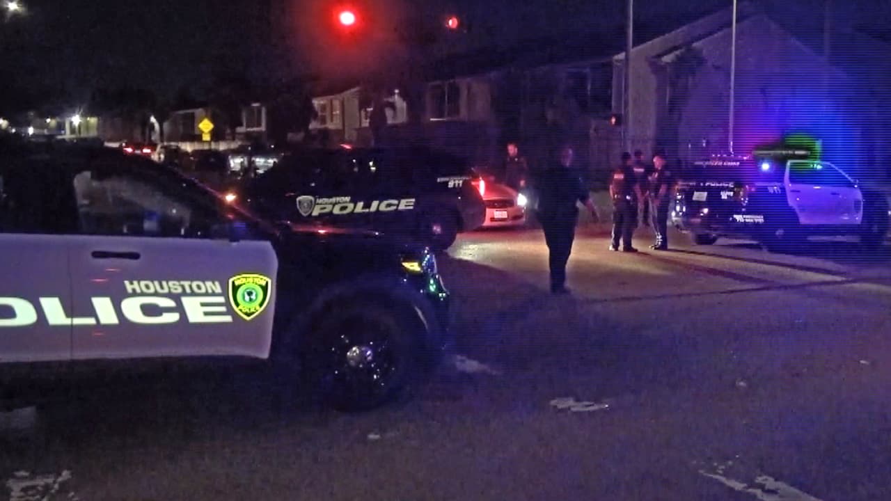 Una familia cruzaba una calle en un área designada y un carro arrolló al abuelo y se dio a la fuga