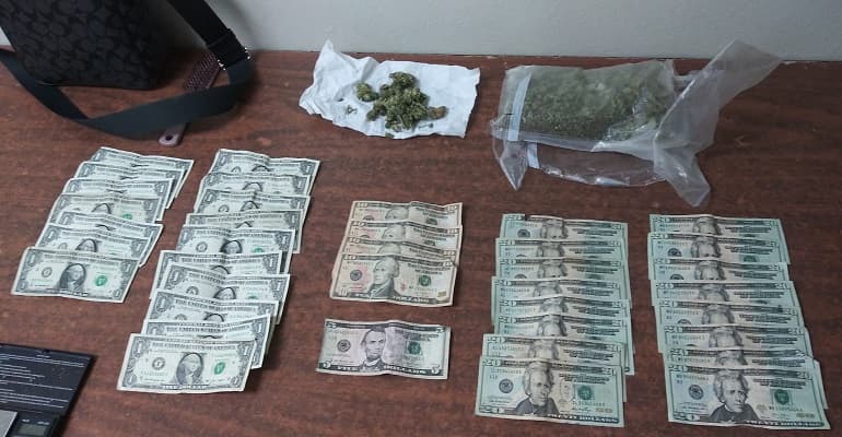 Durante la intervención se ocupó marihuana y dinero en efectivo.