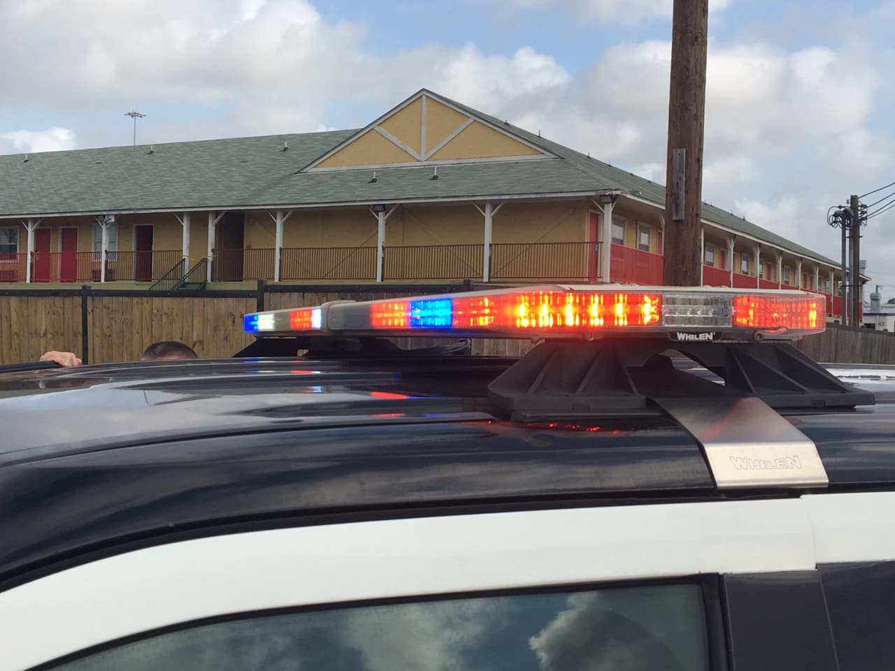 Un oficial del Departamento de la Policía en San Antonio se vio involucrado en un tiroteo en el Hotel Oyo, al oeste de la ciudad, este jueves en la mañana.