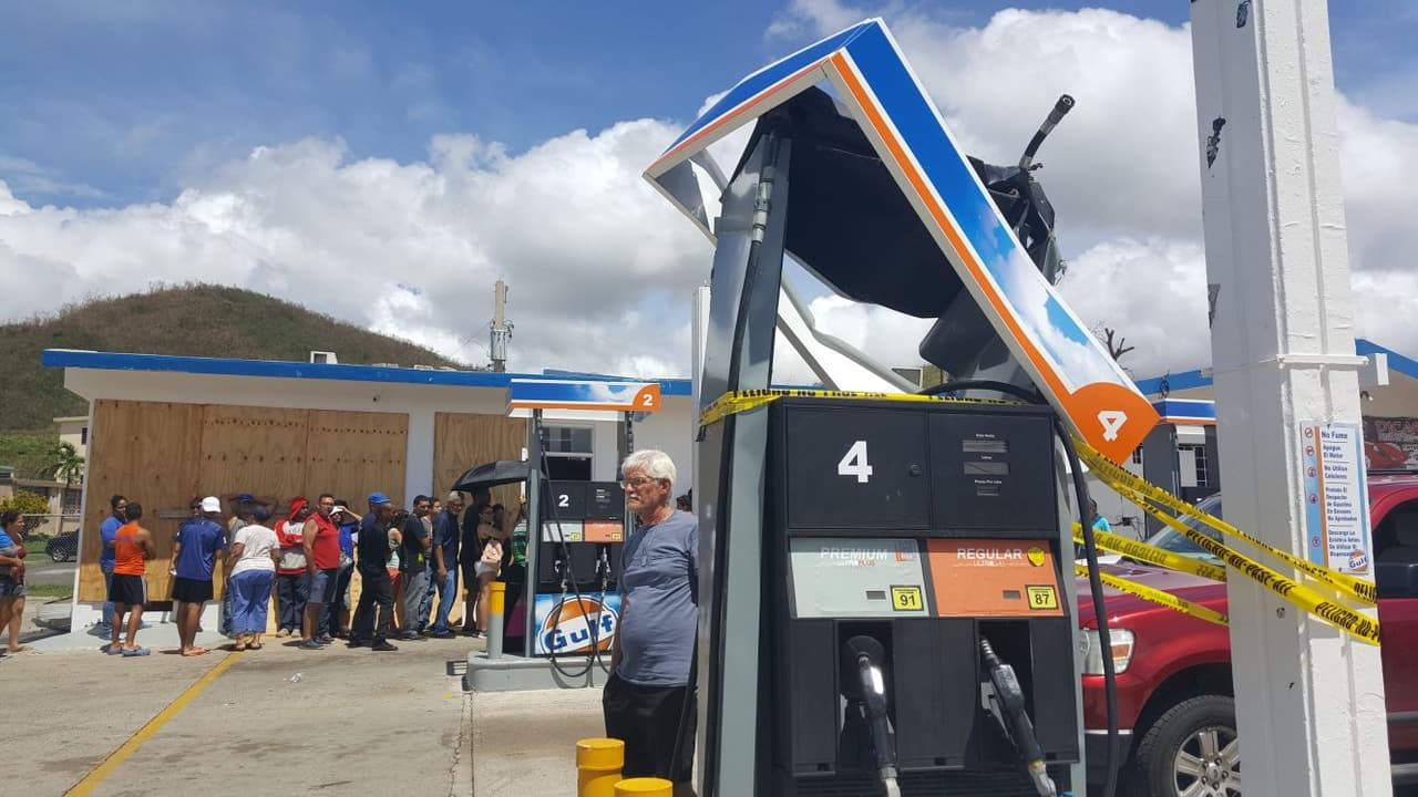 La infraestructura de una gasolinera de Guayama donde las personas hacen fila para comprar, severamente deñada.
<br>