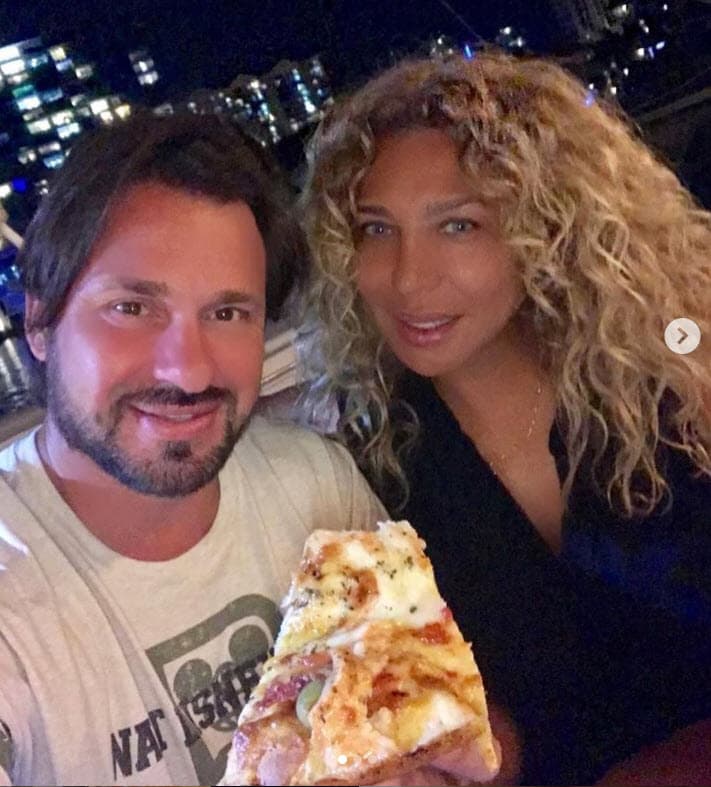 Después de que publicó
<b><a href="https://www.instagram.com/p/B_JWoyKDQ40/" target="_blank">esta foto</a></b> con su esposo, una seguidora comentó que le gustaría ver de nuevo a Zuárez junto a la peruana. El comentario no fue del agrado de Amiel.
<br>
<br>