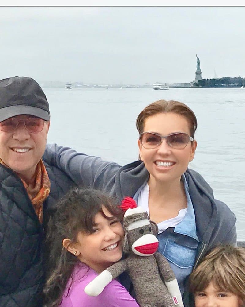 "Mi hija
<b><a href="https://mx.hola.com/musica/2020120435741/thalia-hijos-vena-artistica/" target="_blank">es muy buena filmando y editando</a></b>, y dirigiendo", continuó, "yo veo que ellos se están yendo como por esas vertientes".
<br>