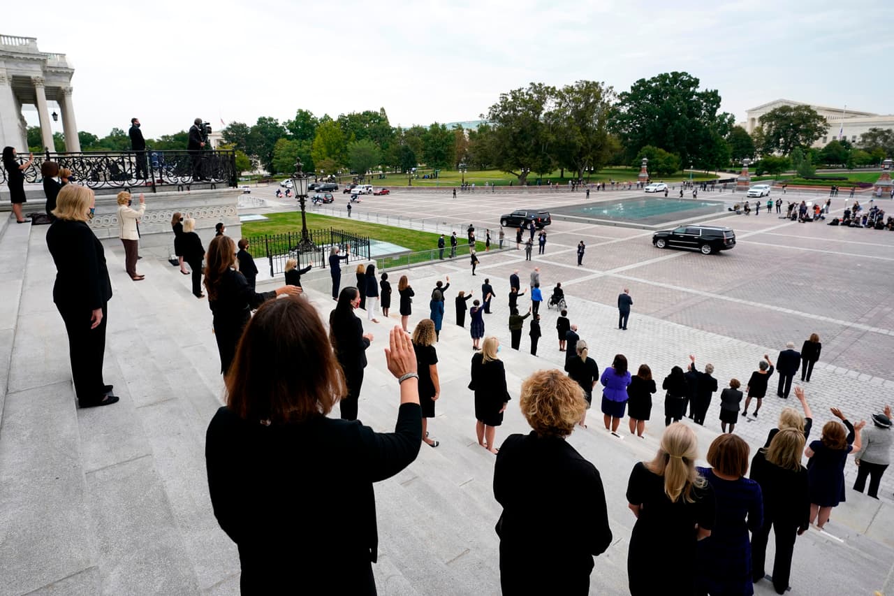 Los restos de la magistrada Ruth Bader Ginsburg a su salida del Capitolio tras recibir honores de Estado durante varias horas. Ginsburg será enterrada en el Cementerio Nacional de Arlington junto a la tumba de su esposo.