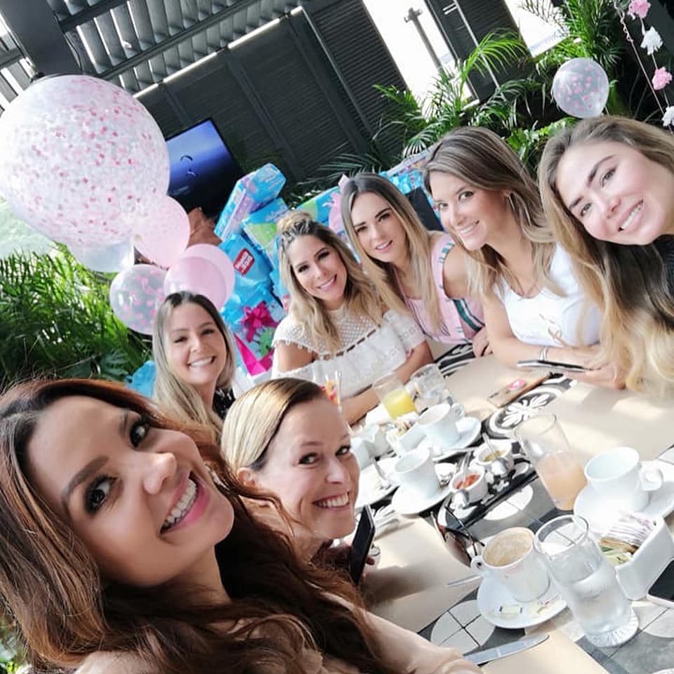 Algunas influencers de moda, también la acompañaron en la reunión que comenzó como un desayuno y que terminó en la noche.