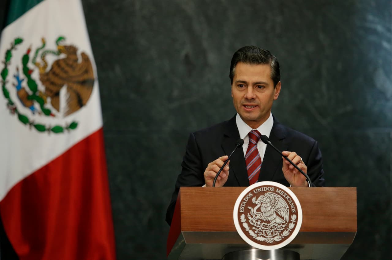 Para el último año de gobierno, en 2018,
<b>la declaración de Peña Nieto ya no incluyó referencias al valor de sus bienes inmuebles, borrando en el informe la categoría de valor y moneda. </b>
<a href="https://www.infobae.com/america/mexico/2019/07/08/que-dice-la-ultima-declaracion-patrimonial-de-enrique-pena-nieto/">Pero en su declaración de 2017</a>, en donde los datos aún estaban visibles, se podía ver que sus inversiones habían aumentado en 300,000 dólares (6 millones de pesos mexicanos) y se veía que no tenía ningún adeudo, algo que fue siempre constante en sus informes.