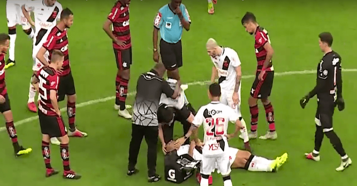 Los servicios médicos llegaron para revisar la situación del futbolista, acostado en el centro de la cancha.