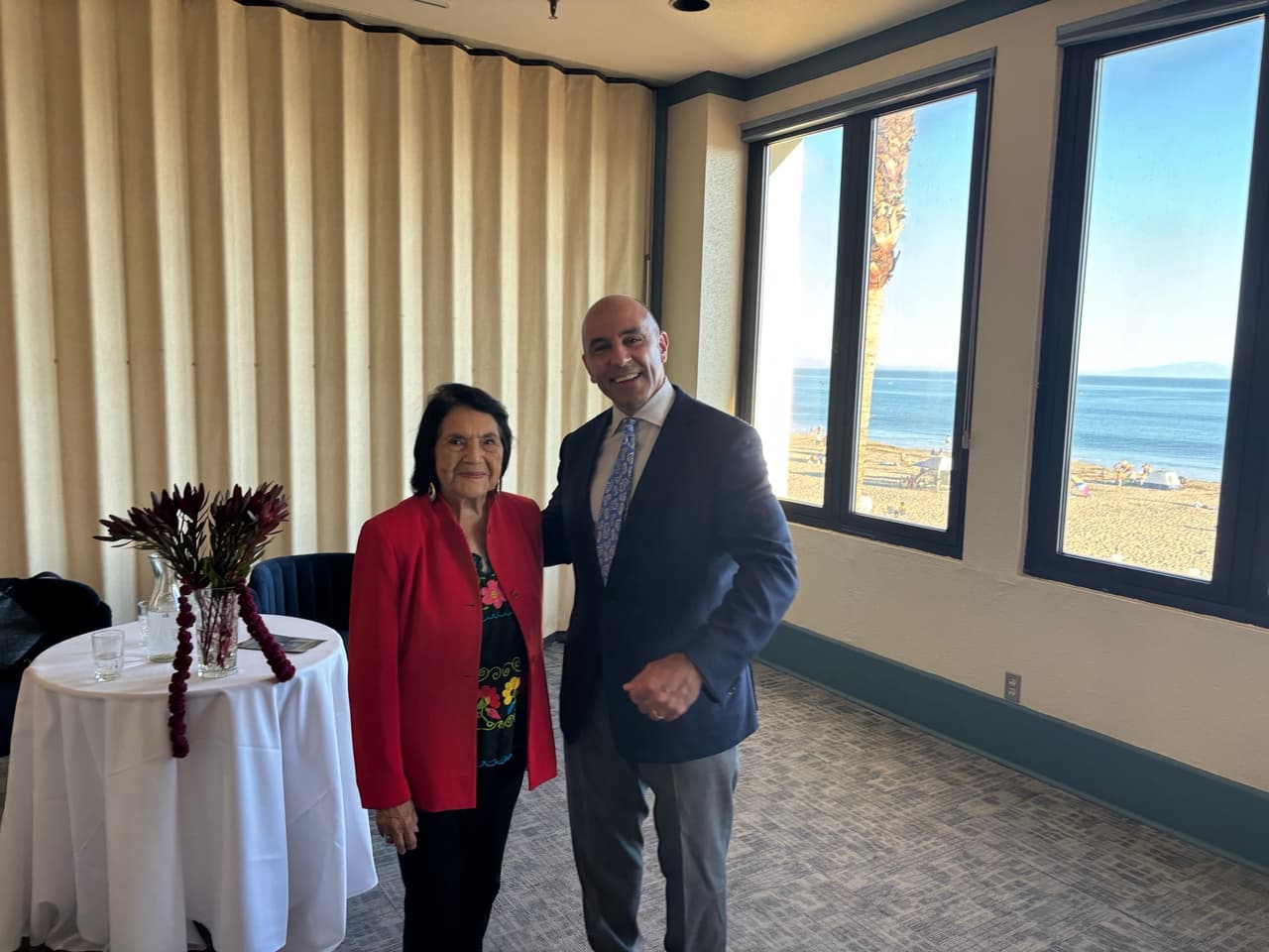 El representante de California, Jimmy Panetta, lamentó el fallecimiento de Dolores Huerta y reconoció su histórica lucha por los derechos laborales, civiles y de las mujeres. Destacó su contribución a la mejora de salarios y condiciones laborales de los trabajadores agrícolas, así como el legado de justicia e igualdad que deja a las futuras generaciones.