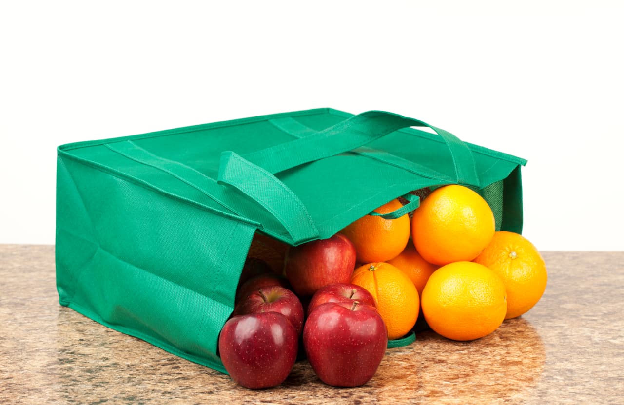 Realizar la limpieza en mesas y encimeras es muy importante, pues son zonas en las que solemos poner alimentos para nuestro consumo, pero también cosas como las bolsas del súper u otros objetos que se llenan de gérmenes.