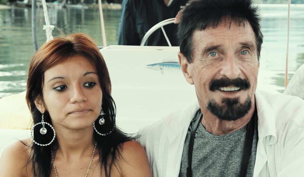 John McAfee junto a su novia Sam Herrera en el documental de Netflix 'Running with the Devil: The Wild World of John McAfee'