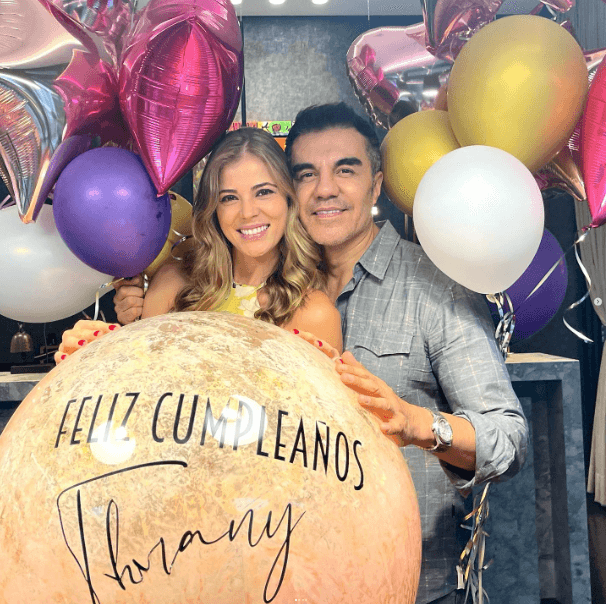 Además de ser un gran comediante,
<b>Adrián Uribe </b>ha demostrado ser un hombre romántico y muy detallista cuando se trata de su esposa
<b>Thuany Martins</b>, a quien recientemente sorprendió por su cumpleaños.
<br>