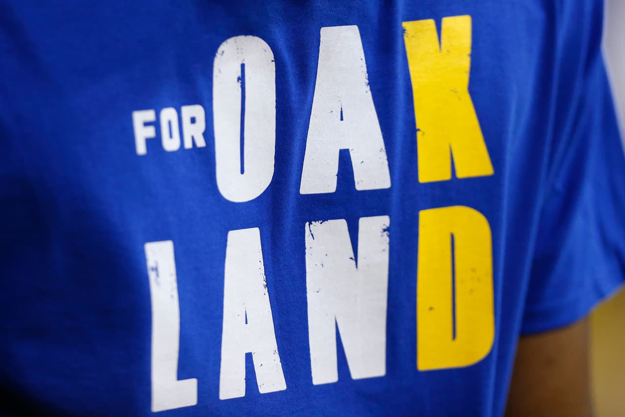 Las playeras que los aficionados de Golden State llevaron al último juego en el Oracle hacen un doble homenaje: uno a Oakland y otro a Kevin Durant, quien tras regresar de una lesión en la pantorrilla se volvió a lesionar y podría perderse toda la próxima temporada.