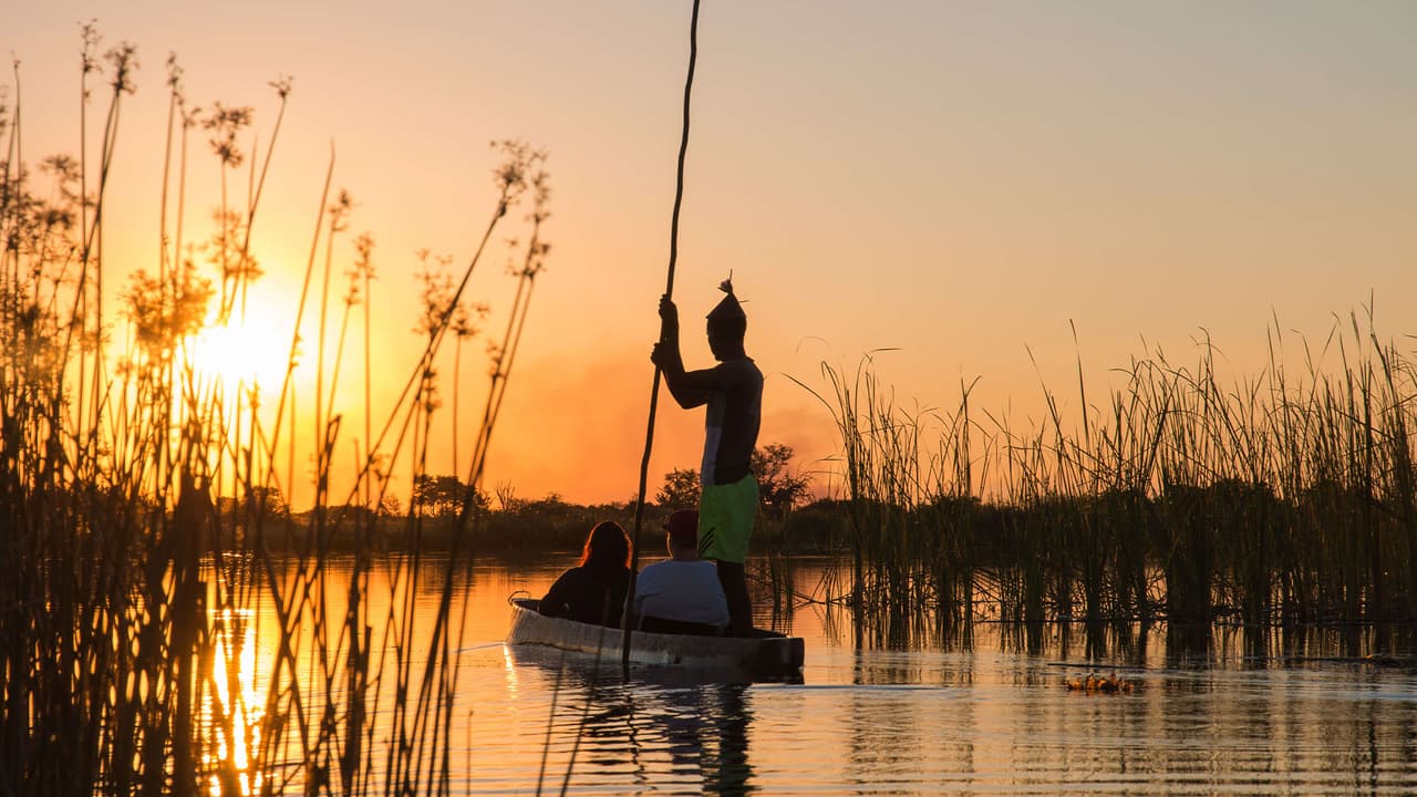 2. Botsuana, cuyo nombre oficial es República de Botsuana se ubica al sur de África. Es reconocida porque a diferencia de otros países de ese continente, ofrecen safaris más exclusivos con experiencias singulares y de lujo en lugar de campamentos de rango medio para la mayoría con lo que han ganado una muy buena reputación a nivel internacional.