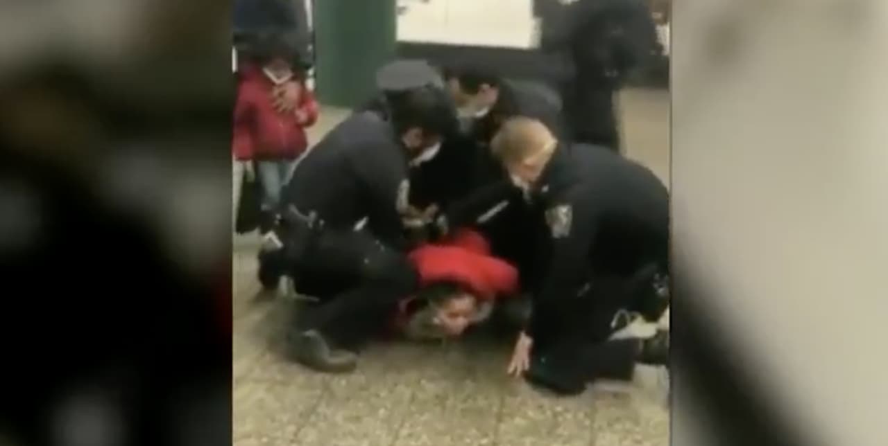 La tiran al suelo para esposarla tras exigirle usar correctamente la mascarilla, y todo frente a su hijo