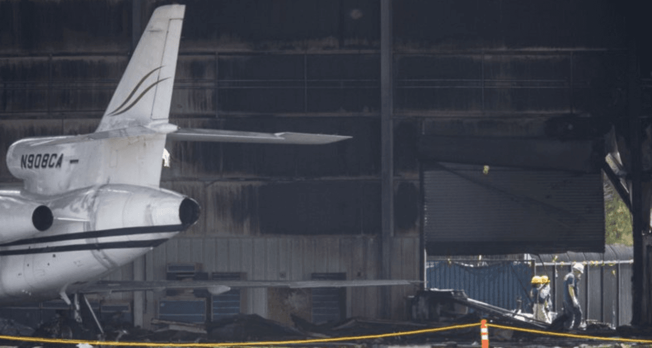 Parte de la estructura del hangar todavía luce con daños.