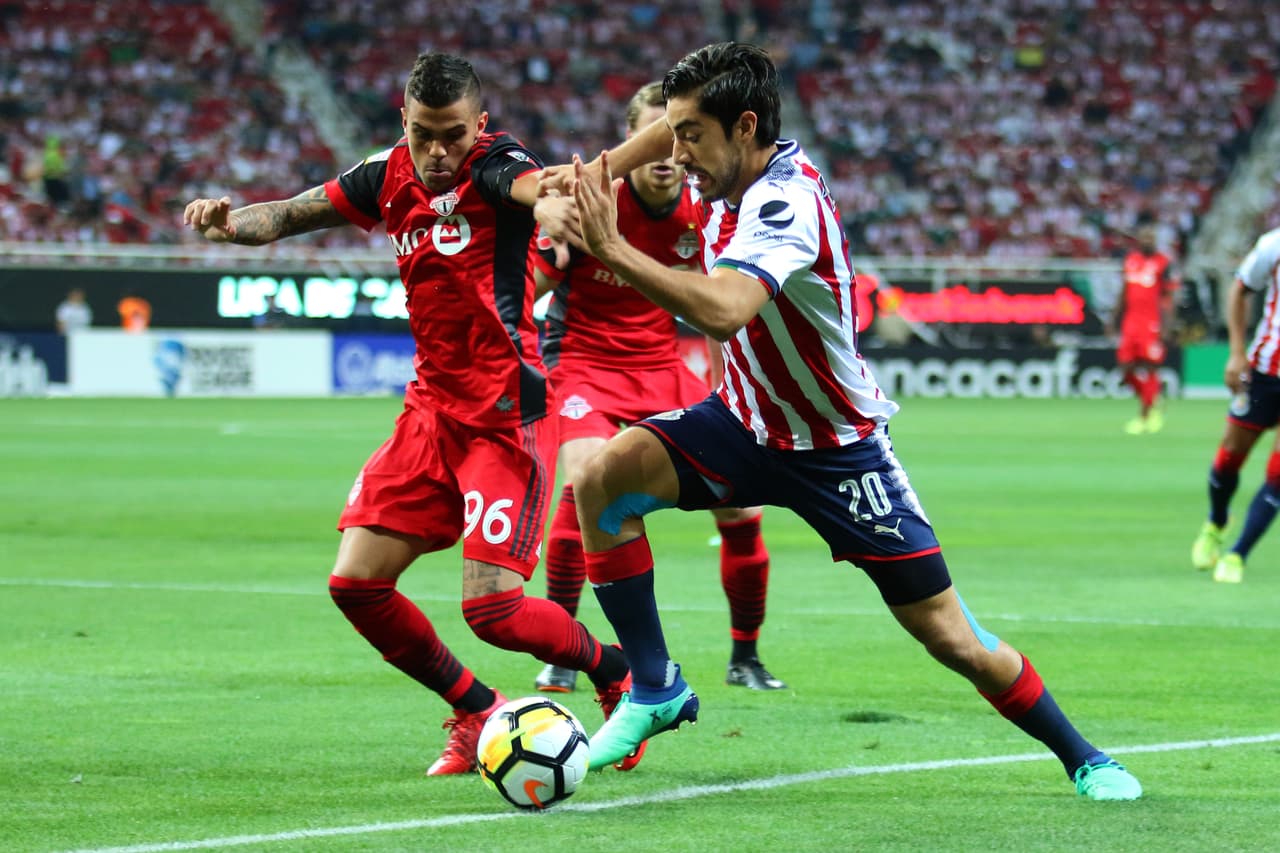 El primer equipo en llegar con peligro fue Chivas, al minuto 2, con un cabezazo de Rodolfo Pizarro que se fue por encima del arco, muy lejos.