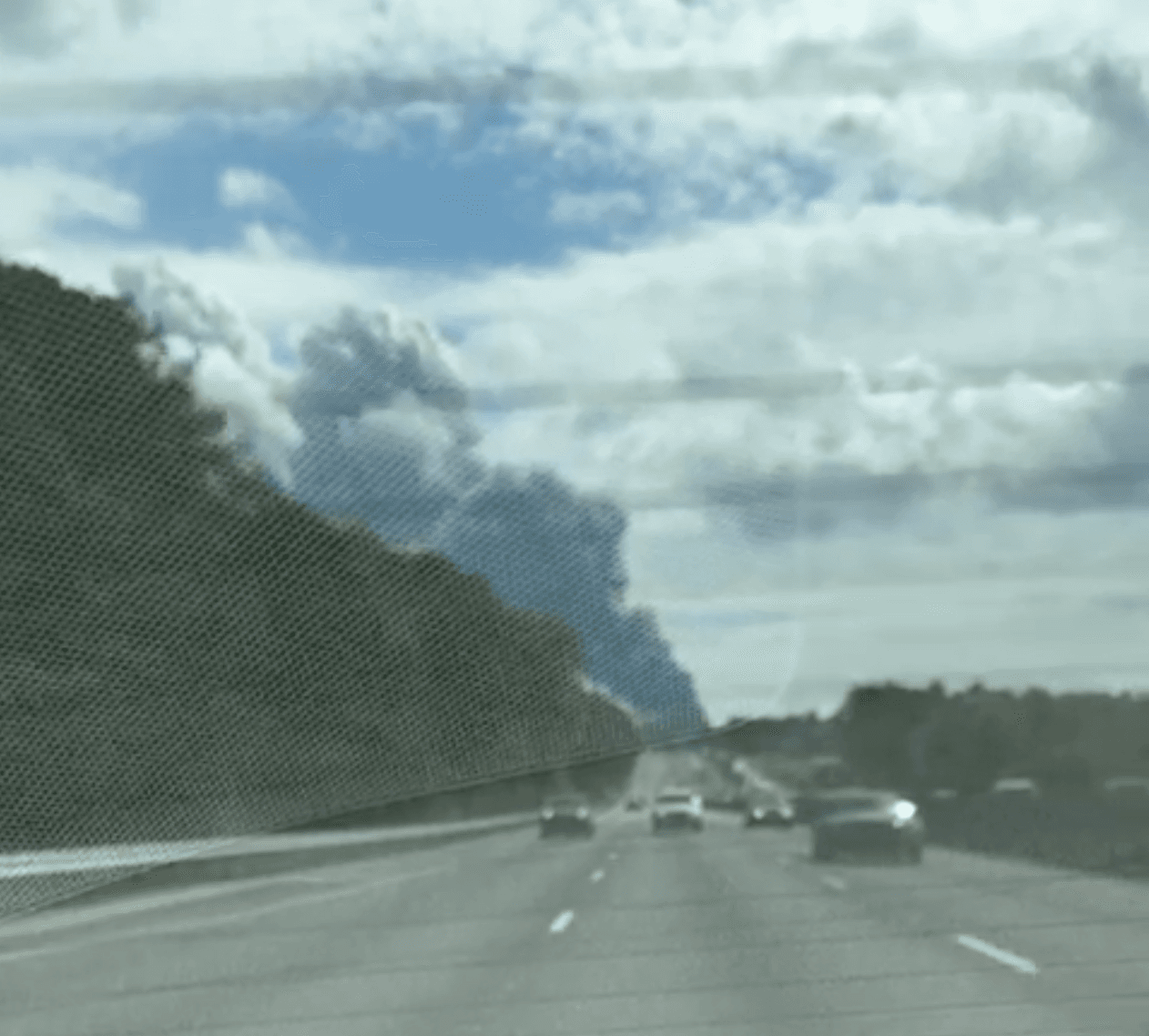 Un residente de la zona compartió imágenes de cómo se ve la columna de humo este domingo en la zona.