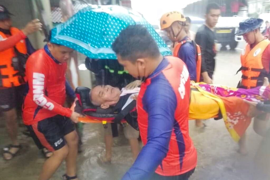 Las evacuaciones complican los esfuerzos del gobierno por evitar las multitudes después de que las autoridades de salud detectaran los primeros casos de la variante ómicron del coronavirus en el país.